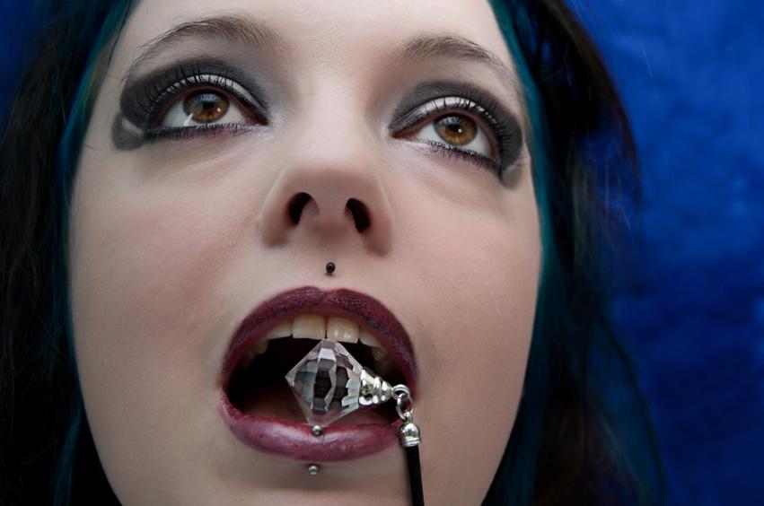 Frau mit Vertical Labret Piercing, auch als Eskimo Piercing bekannt