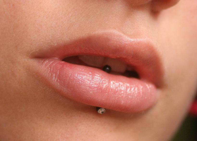 Vertical Labret Piercing bzw. Eskimo Piercing